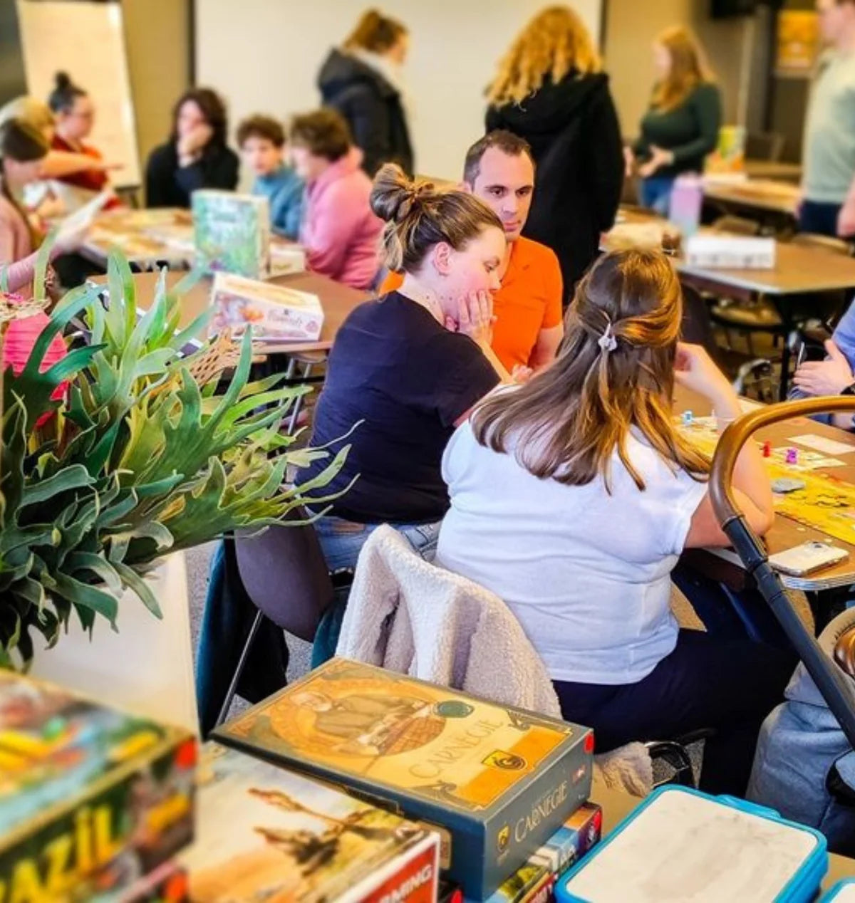 Samen bordspellen spelen tijdens een DSV Spelletjesweekend